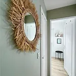 Joli 3 Pieces, 2 Chambres, Lumineux, Vue Degagee, Balcon & Parking Prive