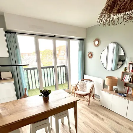 3 Pieces, 2 Chambres, Lumineux, Vue Degagee, Balcon & Parking Prive Lägenhet