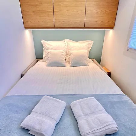 3 Pieces, 2 Chambres, Lumineux, Vue Degagee, Balcon & Parking Prive Lägenhet