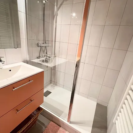 3 Pieces, 2 Chambres, Lumineux, Vue Degagee, Balcon & Parking Prive Lejlighed