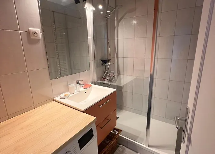 Joli 3 Pieces, 2 Chambres, 6 Personnes, Clair, Vue Degagee, Balcon & Parking Prive