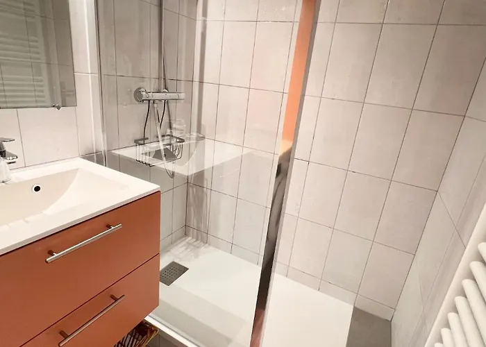 Joli 3 Pieces, 2 Chambres, Lumineux, Vue Degagee, Balcon & Parking Prive Apartment